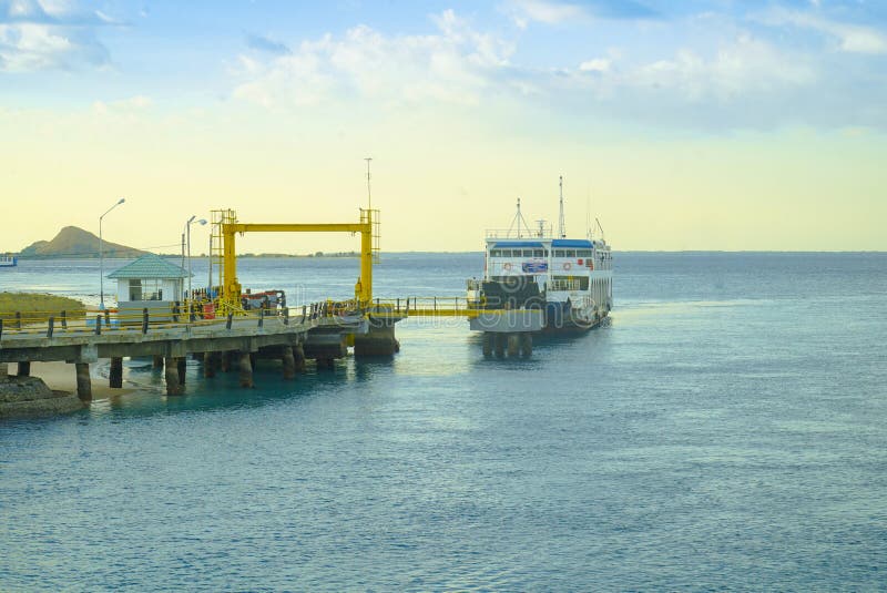 Traghetto in partenza dal porto indonesiano fotografie stock