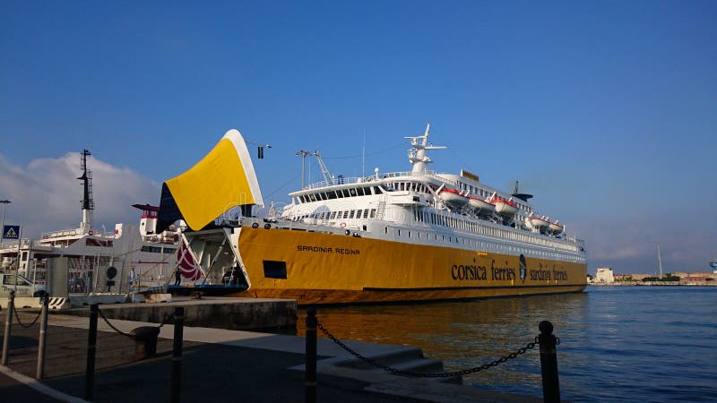Traghetto sardinia Regina corsica traghetti sardinia ferry di colore giallo bianco con compartimento aperto per fotografie stock libere da diritti