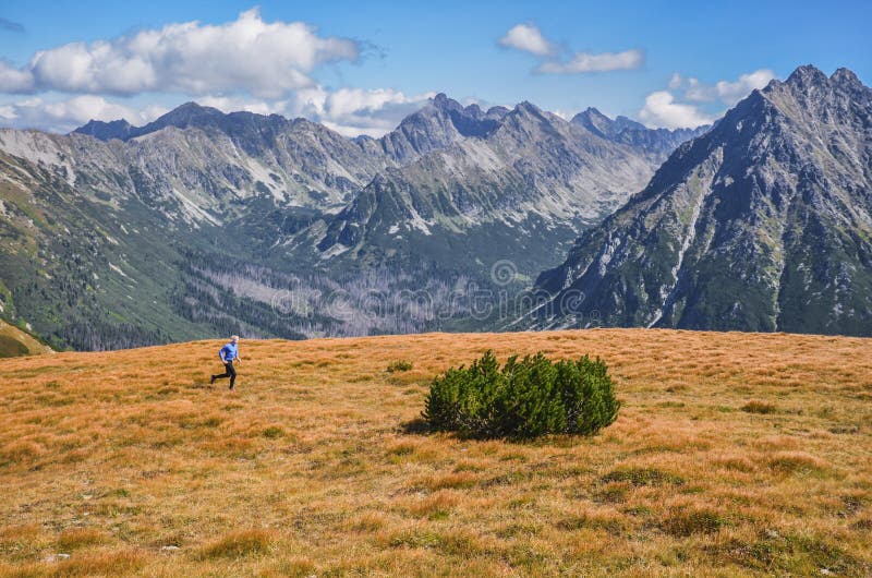 Trail běžec v horách. Upravit prostor