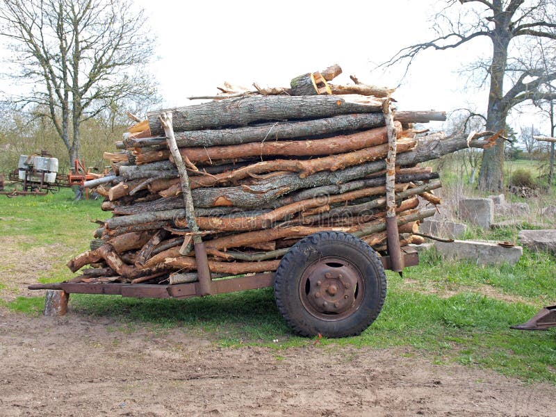 Remorque Pour Le Transport Du Bois De Chauffage En Hiver Image