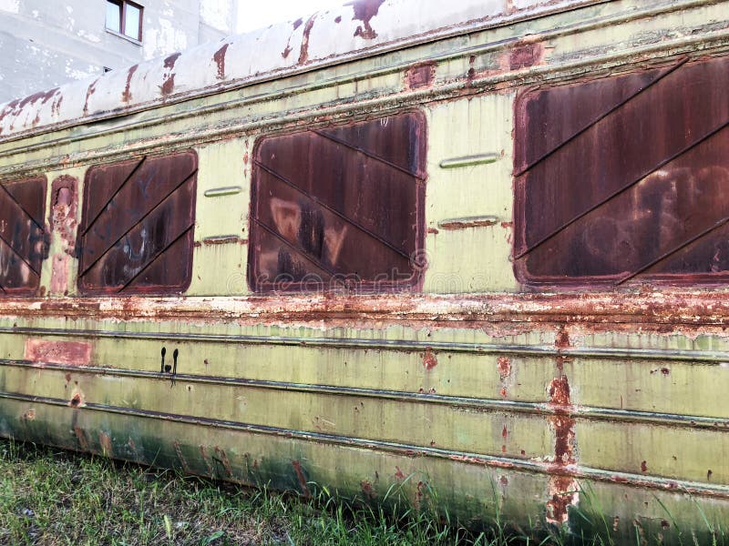 Train abandonné Chemin de fer envahi oublié Vieux chariot ferroviaire rouillé photos libres de droits Train abandonné Chemin de fer envahi oublié Vieux chariot ferroviaire rouillé photos libres de droits