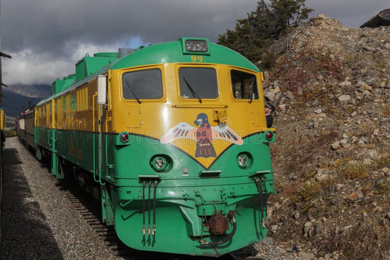 Train blanc historique de passage de la fièvre de l'or dans Skagway Alaska
