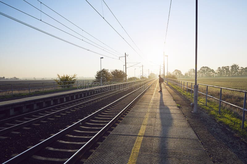 Train de attente d'homme photographie stock Train de attente d'homme photographie stock