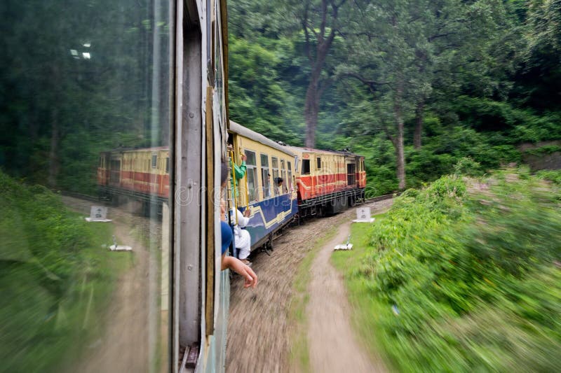 Train de Kalka vers Shimla images libres de droits Train de Kalka vers Shimla images libres de droits