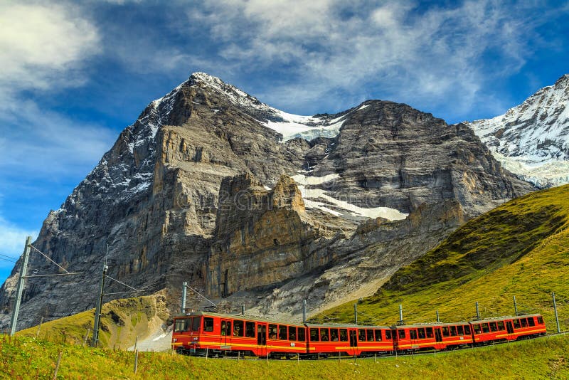 Train de touristes électrique et visage du nord d'Eiger, Bernese Oberland, Suisse