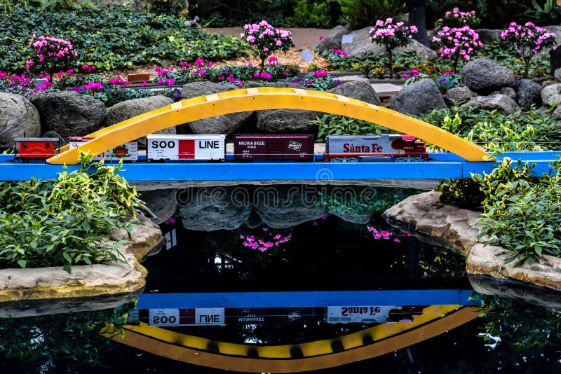 Train modelo miniatura, puente con la reflexión fotografía de archivo libre de regalías