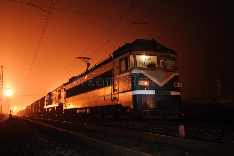 Chino eléctrico el tren por la noche.