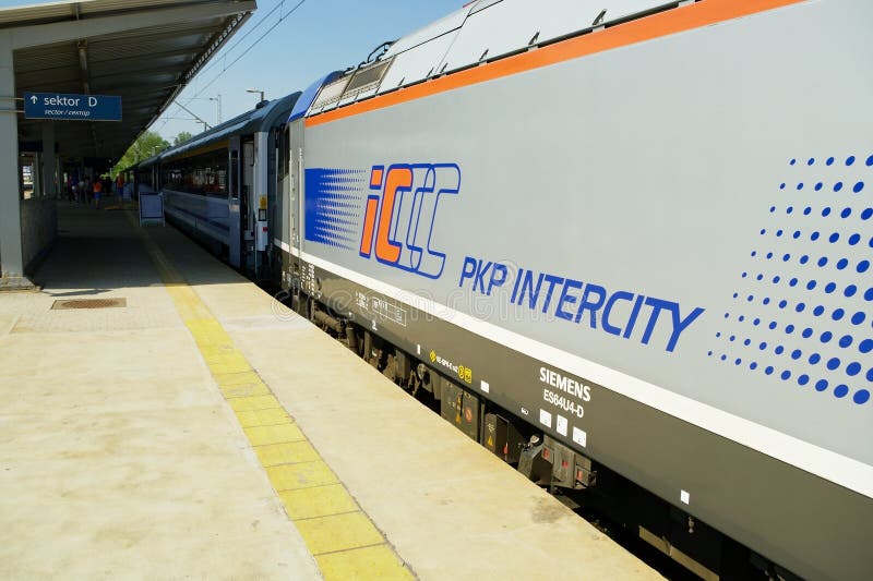 Train rapide de passager photographie stock libre de droits Train rapide de passager photographie stock libre de droits