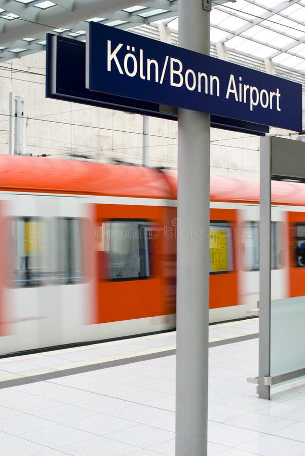 El tren estación sobre el agua de colonia  aeropuerto en agua de colonia, alemania conmovedor el tren en.