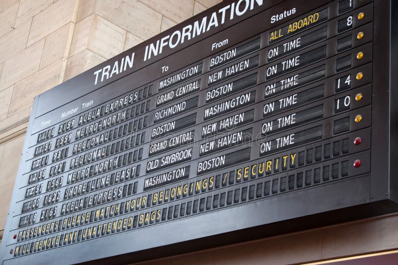 Piano piatto il treno stazione parlando un destinazione i viaggiatori.