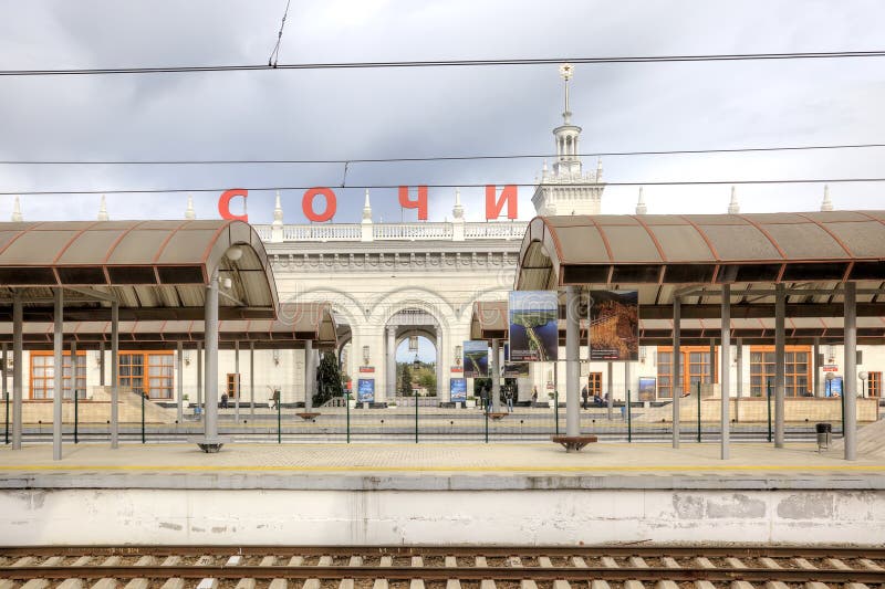 ЖД вокзал Сочи пути. ЖД вокзал Сочи платформа. Перрон вокзала Сочи. Ж/Д вокзал Сочи.