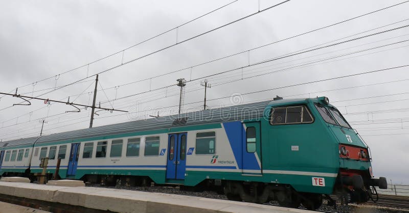 Train sur des voies en Italie images stock Train sur des voies en Italie images stock