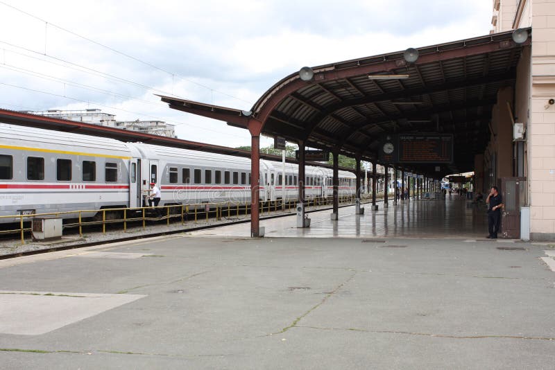 Train sur la gare principale à Zagreb, Croatie photos libres de droits Train sur la gare principale à Zagreb, Croatie photos libres de droits