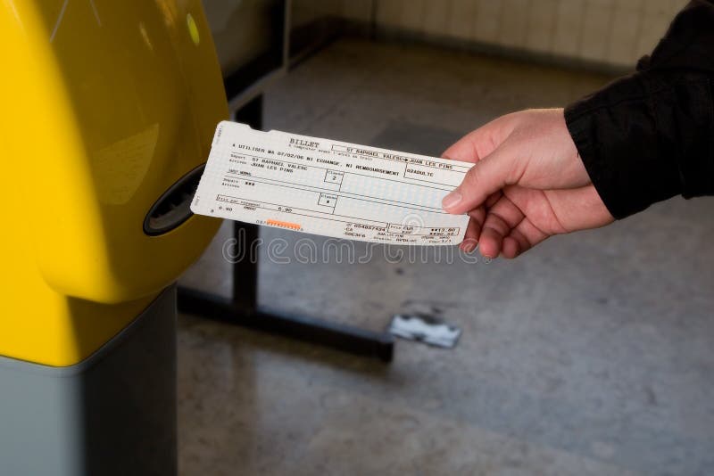 Hombre punetazos boleto antes abordar el avión sobre el francés el tren estación.