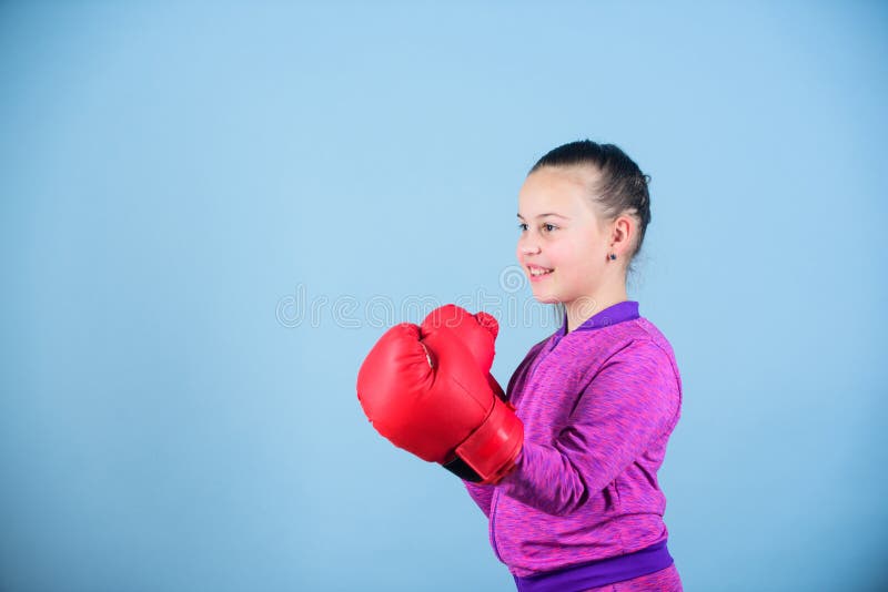 Training des kleinen Mädchenboxers Sporterfolg Sportkleidungsmode Eignungsdiät Energiegesundheit Glücklicher Kindersportler herei lizenzfreie stockfotos Training des kleinen Mädchenboxers Sporterfolg Sportkleidungsmode Eignungsdiät Energiegesundheit Glücklicher Kindersportler herei lizenzfreie stockfotos