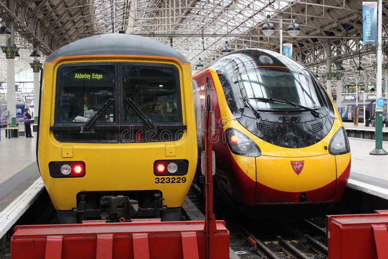 Trains électriques dans la station de Manchester Piccadilly photographie stock libre de droits Trains électriques dans la station de Manchester Piccadilly photographie stock libre de droits