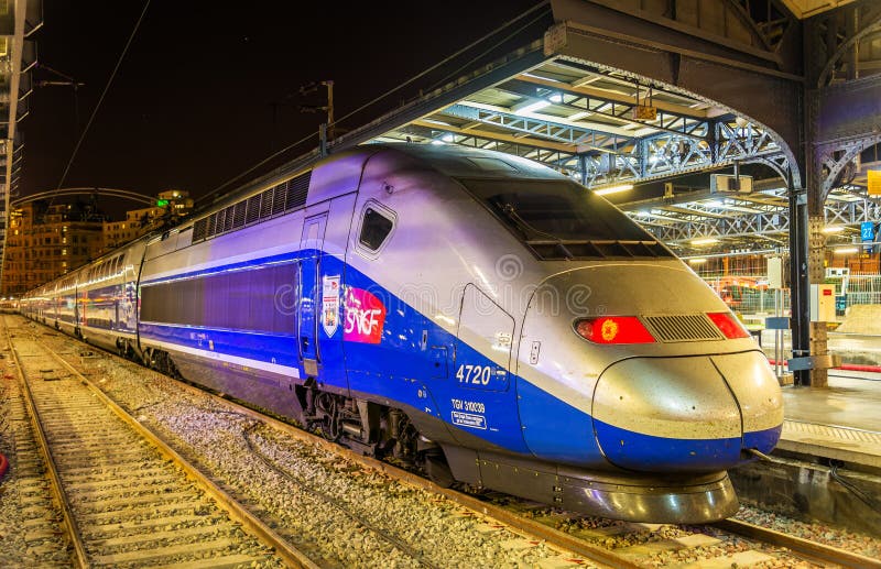 Trainset TGV Euroduplex am Bahnhof Paris-Est Redaktionelles