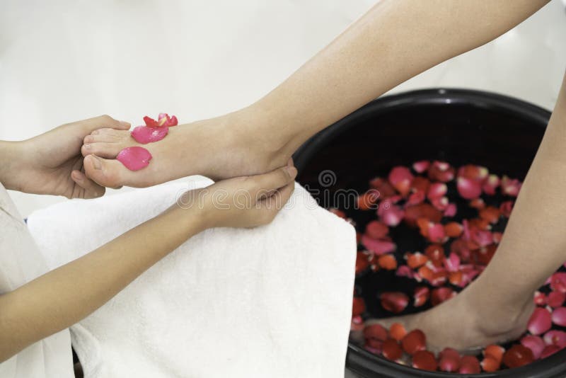 Traitement de massage de station thermale de pied dans la station thermale de luxe image libre de droits Traitement de massage de station thermale de pied dans la station thermale de luxe image libre de droits