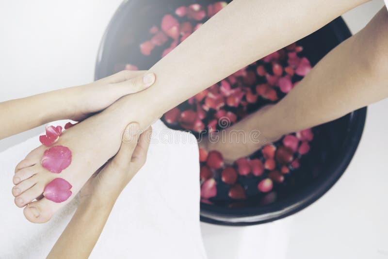 Traitement de massage de station thermale de pied dans la station thermale de luxe photographie stock Traitement de massage de station thermale de pied dans la station thermale de luxe photographie stock