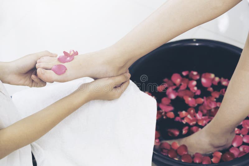 Traitement de massage de station thermale de pied dans la station thermale de luxe photographie stock Traitement de massage de station thermale de pied dans la station thermale de luxe photographie stock