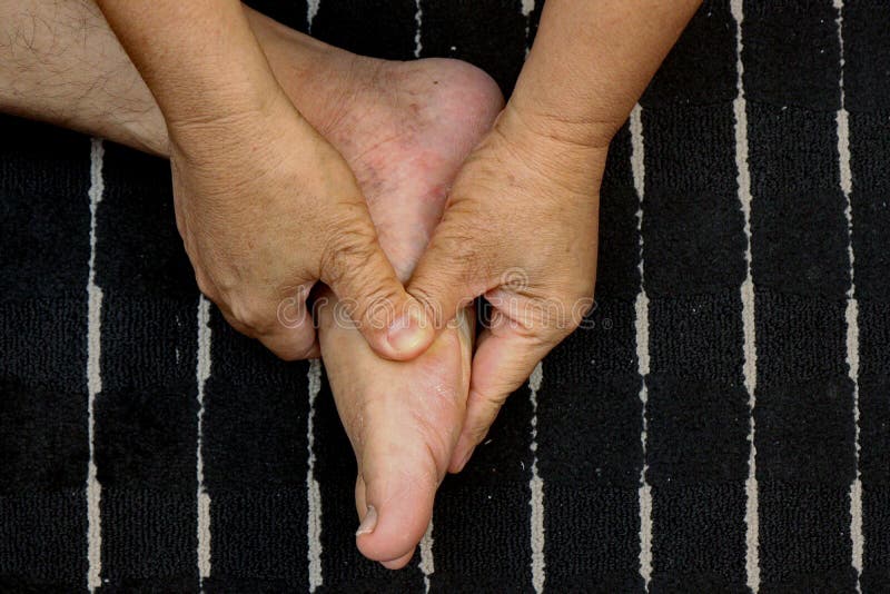 Traitement des blessures aux pieds et à la jambe avec la poussée d'un doigt selon des tours de massage thaïlandais traditionnel images stock Traitement des blessures aux pieds et à la jambe avec la poussée d'un doigt selon des tours de massage thaïlandais traditionnel images stock