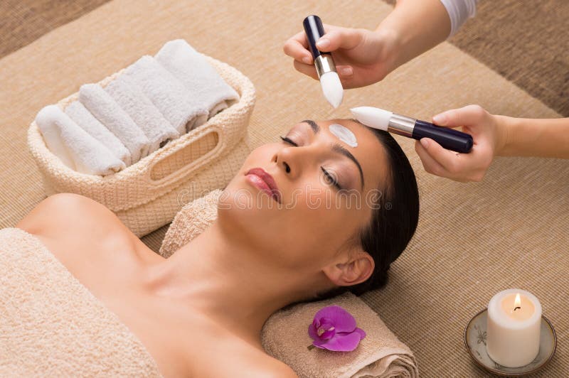 Traitement facial avec la crème hydratante photographie stock libre de droits Traitement facial avec la crème hydratante photographie stock libre de droits