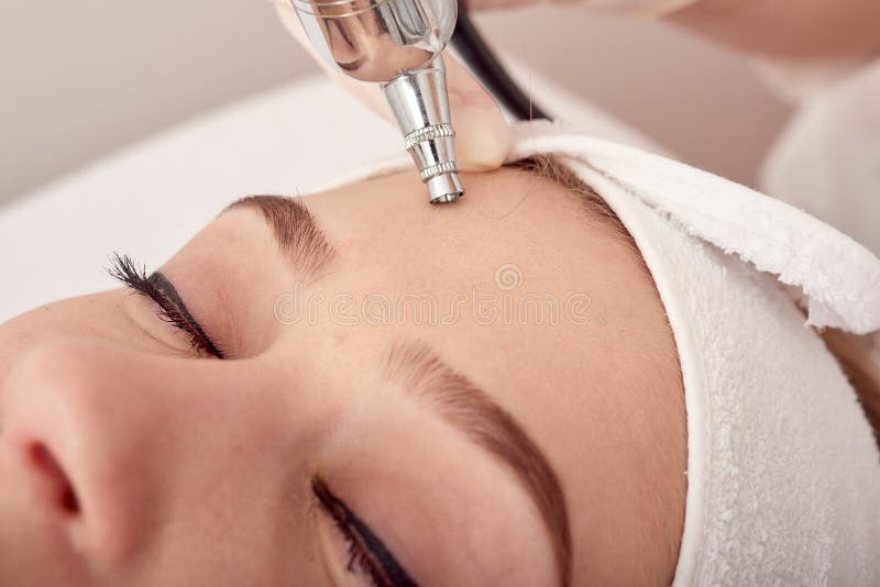 Traitement à l'ozone avec l'apparat de cosmétologie Physiotheraphy Effet de levage Rajeunissement de peau de visage de l'ozone, r photo stock Traitement à l'ozone avec l'apparat de cosmétologie Physiotheraphy Effet de levage Rajeunissement de peau de visage de l'ozone, r photo stock