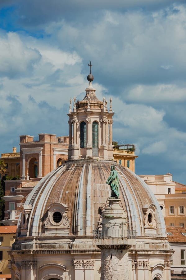 Trajan kolonn och barockkupol i Rome royaltyfri bild Trajan kolonn och barockkupol i Rome royaltyfri bild