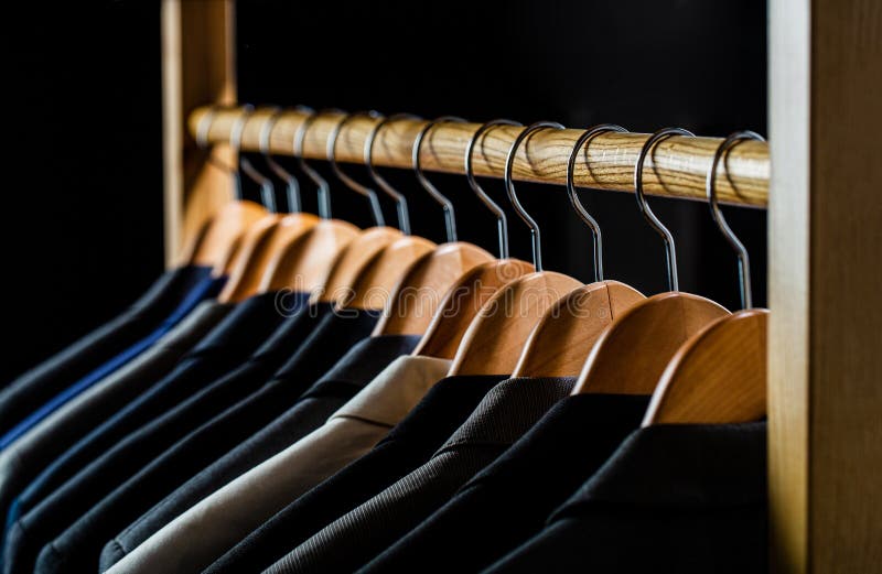 Traje De Camisas Masculinas Colgado En El Rack. Colgadores Con Chaquetas En Una Tienda. Trajes Para Hombres Colgados En El H de archivo - Imagen de negocios, primer: 194628013