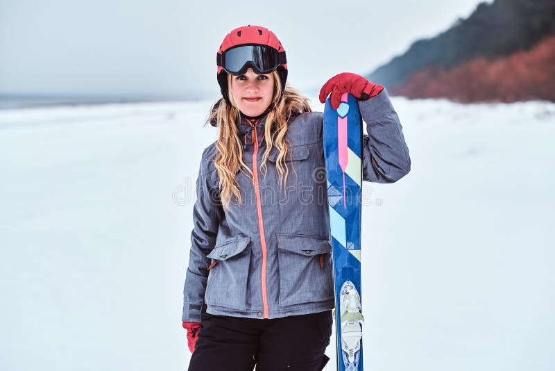 Traje De Esquí De La Mujer Que Lleva Noruega Y Con Los Esquís Imagen de archivo - Imagen de actividad, alegre: