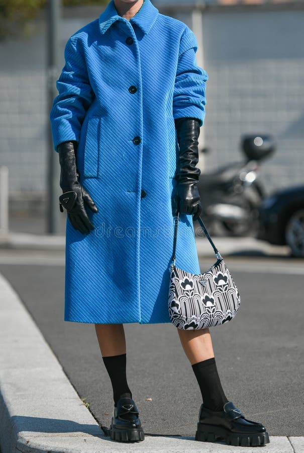 Traje De Callejero Mujer De Moda Vestida Con Traje De Prada : Bolso De De Abrigo Azul Sobre Foto editorial - Imagen de septiembre, editorial: 234569196