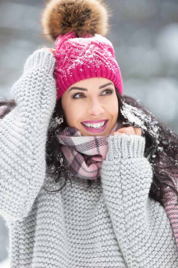 Traje De Moda De Invierno En Una Hermosa Mujer Con Suéter Bufanda Pom Pom Sombrero Foto de archivo - Imagen de lujo, abierto: 207766478