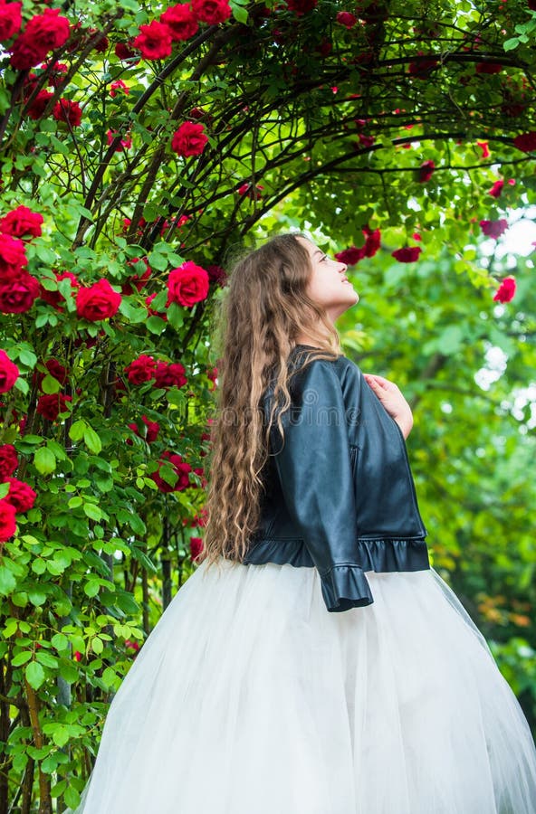 De Moda Y Chaqueta De Cuero En El Jardín De Rosas De Princesa Foto de archivo - Imagen de mirada, muchachas: 193991354