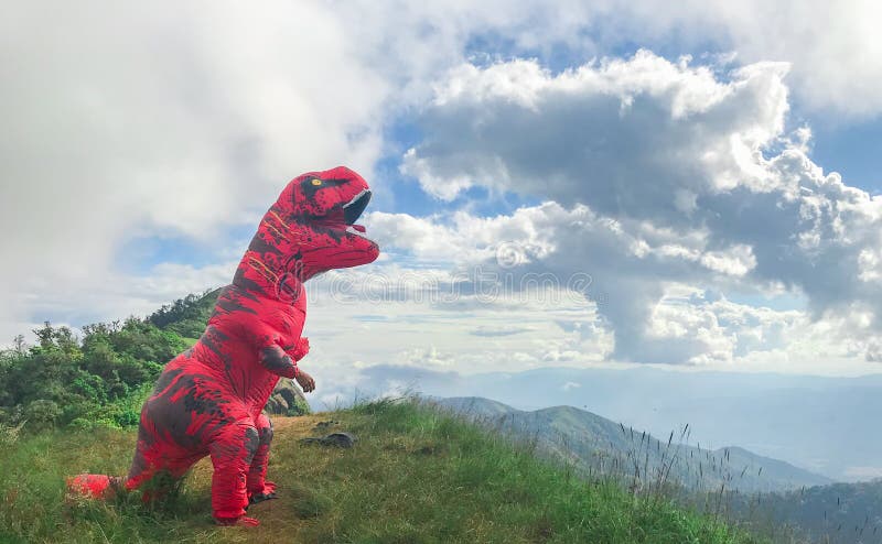 Traje do dinossauro sobre a montanha no MAI de Chaing, Tailândia