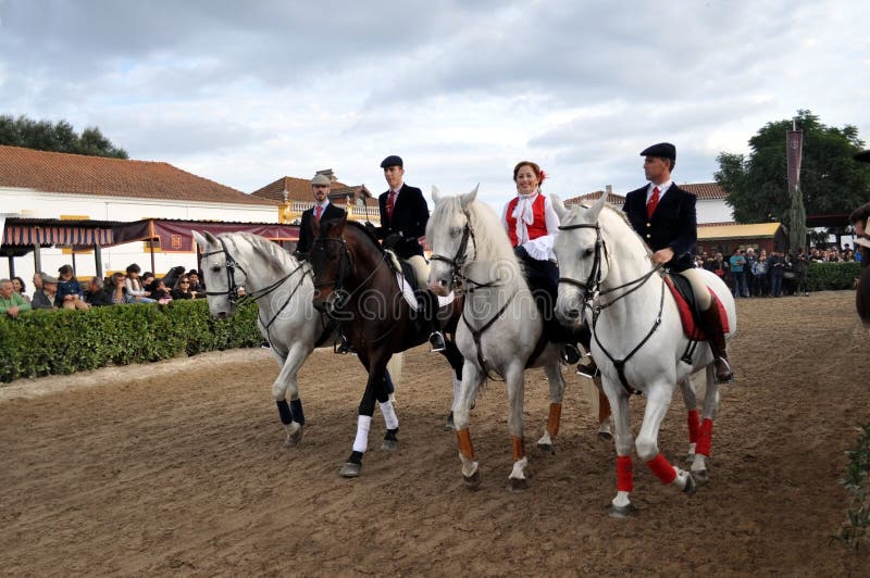 Traje Portugués Tradicional Del Montar a Caballo Fotografía editorial
