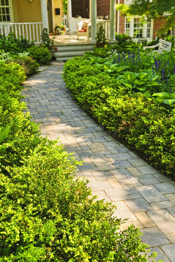 Trajeto de pedra no jardim home ajardinado fotografia de stock Trajeto de pedra no jardim home ajardinado fotografia de stock