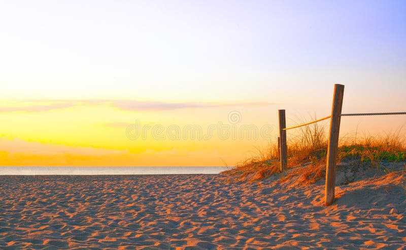 Trajeto na areia que vai ao oceano em Miami Beach imagem de stock Trajeto na areia que vai ao oceano em Miami Beach imagem de stock