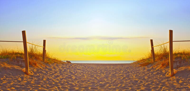 Trajeto na areia que vai ao oceano em Miami Beach Florida imagens de stock Trajeto na areia que vai ao oceano em Miami Beach Florida imagens de stock
