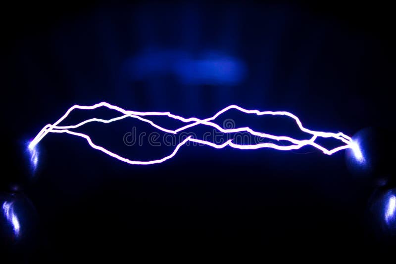 A trajetória de uma descarga elétrica da faísca Descargas de faísca artificialmente criadas fotografia de stock A trajetória de uma descarga elétrica da faísca Descargas de faísca artificialmente criadas fotografia de stock