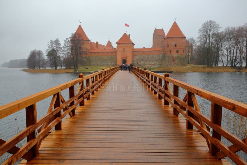 TRAKAI, LITHUANIE - 1ER JANVIER 2017 : Château de Trakai construit sur une île de lac Galve près de Vilnius photos libres de droits TRAKAI, LITHUANIE - 1ER JANVIER 2017 : Château de Trakai construit sur une île de lac Galve près de Vilnius photos libres de droits