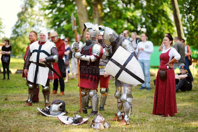 TRAKAI, LITHUANIE - 16 JUIN 2018 : Les costumes de port de chevalier de personnes combattent pendant la reconstitution historique images stock TRAKAI, LITHUANIE - 16 JUIN 2018 : Les costumes de port de chevalier de personnes combattent pendant la reconstitution historique images stock