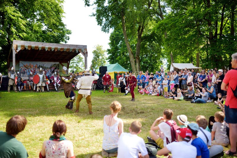 TRAKAI, LITHUANIE - 16 JUIN 2018 : Les costumes de port de chevalier de personnes combattent pendant la reconstitution historique images libres de droits TRAKAI, LITHUANIE - 16 JUIN 2018 : Les costumes de port de chevalier de personnes combattent pendant la reconstitution historique images libres de droits