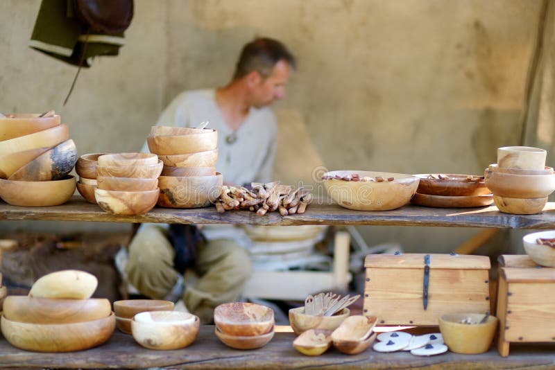 TRAKAI, LITHUANIE - 16 JUIN 2018 : Vaisselle de cuisine en bois et ustensiles vendus sur la stalle du marché pendant le festival image stock TRAKAI, LITHUANIE - 16 JUIN 2018 : Vaisselle de cuisine en bois et ustensiles vendus sur la stalle du marché pendant le festival image stock