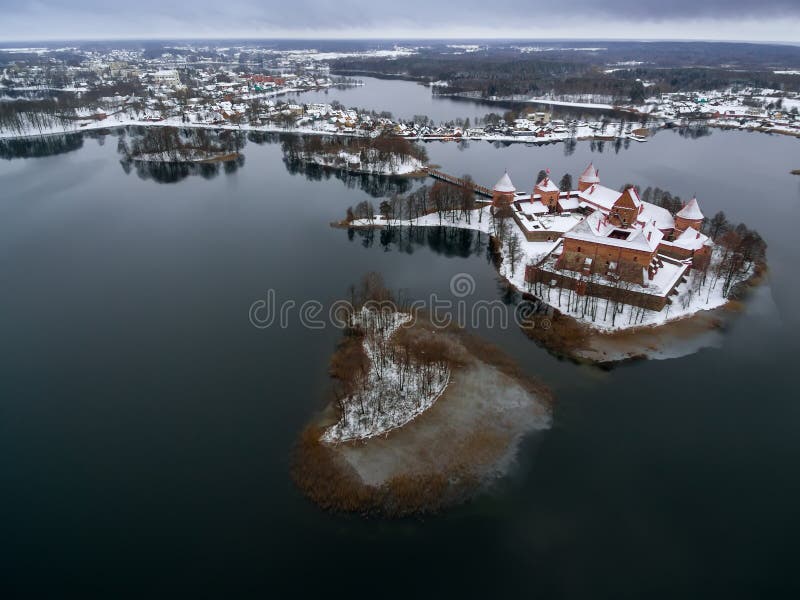 Trakai, Litouwen: de lucht hoogste vlakke mening, legt van Eilandkasteel stock foto's Trakai, Litouwen: de lucht hoogste vlakke mening, legt van Eilandkasteel stock foto's