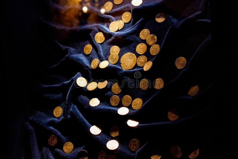 TRAKAI, LITUANIA - 2 DE ENERO DE 2013: Monedas de oro medievales antiguas en el museo histórico fotos de archivo libres de regalías TRAKAI, LITUANIA - 2 DE ENERO DE 2013: Monedas de oro medievales antiguas en el museo histórico fotos de archivo libres de regalías