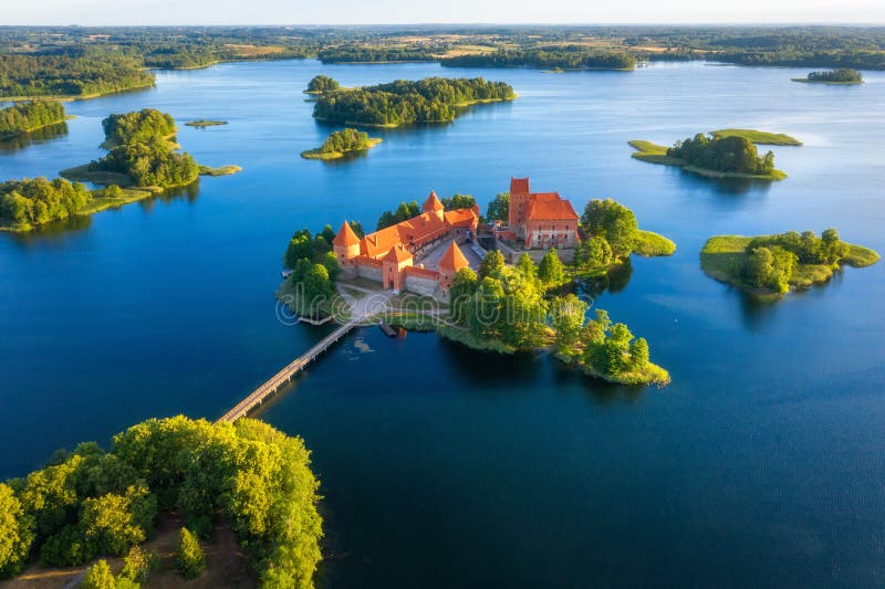 Trakai slott i Litauen den flyg- sikten Gröna öar i sjön i Trakai nära Vilnius