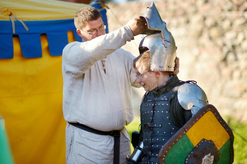 TRAKAI, ЛИТВА - 16-ОЕ ИЮНЯ 2018: Исторические активисты reenactment нося средневековые костюмы во время ежегодного средневекового стоковая фотография TRAKAI, ЛИТВА - 16-ОЕ ИЮНЯ 2018: Исторические активисты reenactment нося средневековые костюмы во время ежегодного средневекового стоковая фотография