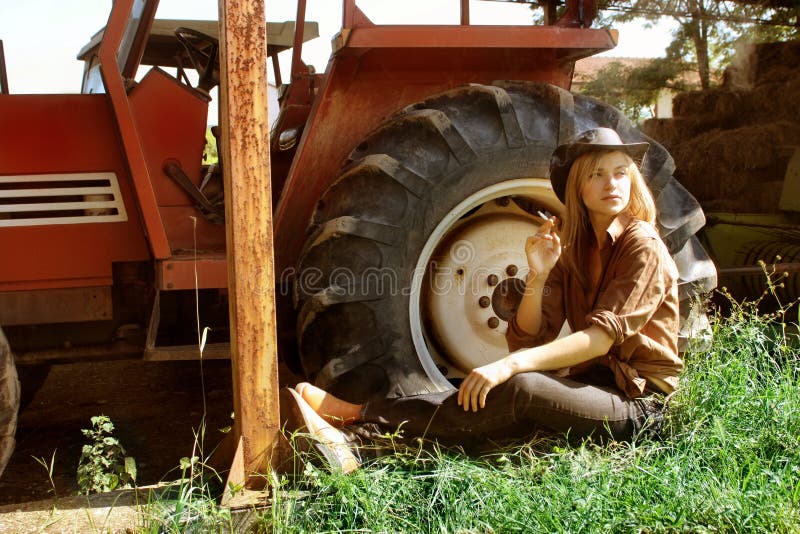 3,654 Frau Auf Einem Traktor Stock Fotos - Freie & Royalty-Free Stock