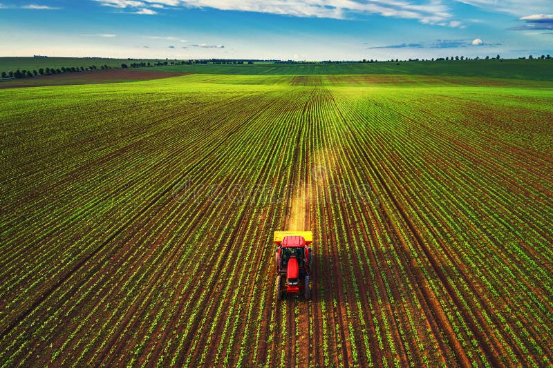 Traktor som odlar f?ltet p? v?ren, flyg- sikt arkivbild Traktor som odlar f?ltet p? v?ren, flyg- sikt arkivbild