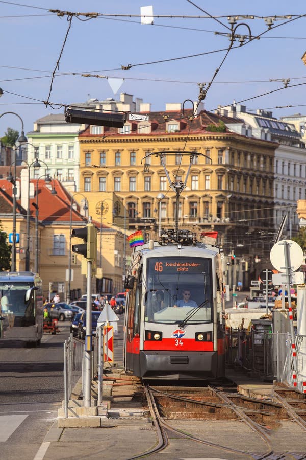Tram antiquato che passa dalla città a Vienna immagini stock libere da diritti